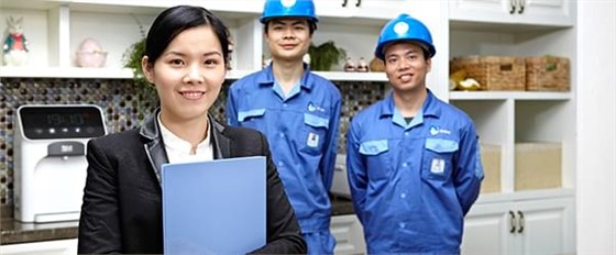 左右手家具保養(yǎng)師傅到客戶家給客戶講解家具保養(yǎng)知識