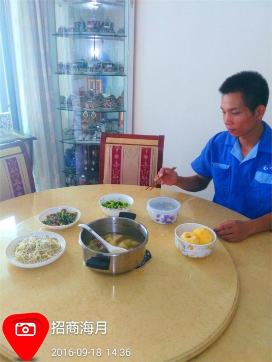 業(yè)主為表達(dá)感謝，請(qǐng)家具安裝師傅在家吃飯