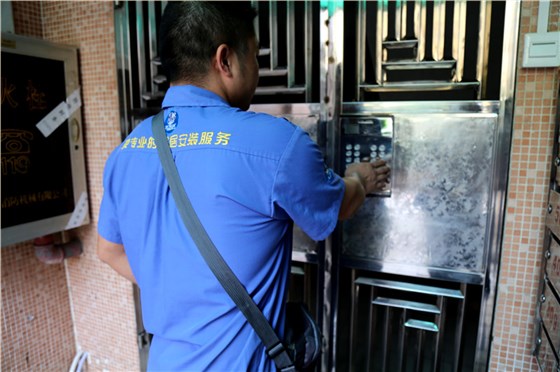 左右手安裝師傅按照和業(yè)主的約定好的時間，準時來到業(yè)主家