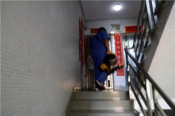 沒有電梯，家具安裝師傅扛著重重的工具爬樓梯