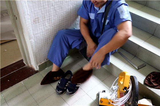 家具安裝謝師傅很有禮貌的和客戶打完招呼之后，快速的換上鞋套