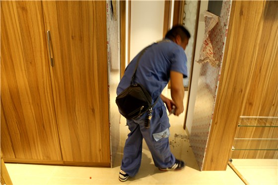 家具安裝完成后，謝師傅非常細心的清理垃圾