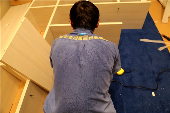 家具安裝師傅汗流浹背也不休息，只為客戶的囑托
