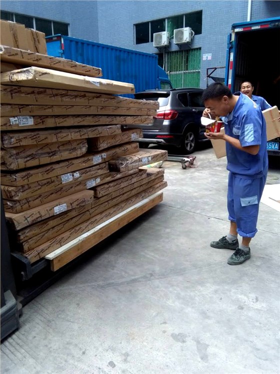 左右手家具安裝師傅為了盡快完成業(yè)主的囑托，午餐方便面解決