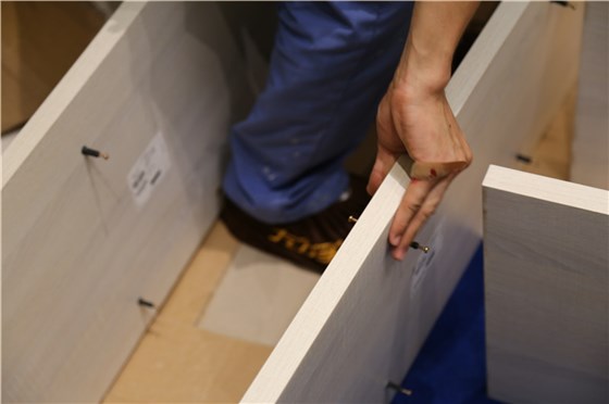 左右手家具安裝師傅磕磕碰碰常用的事情，手指受傷，繼續(xù)工作