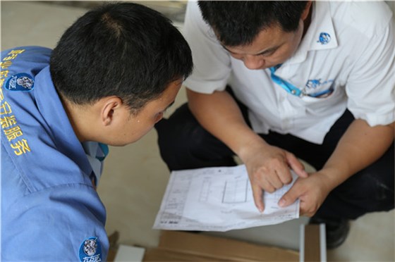 家具維修現(xiàn)場(chǎng)，家具維修工與管理者正在探討維修問(wèn)題