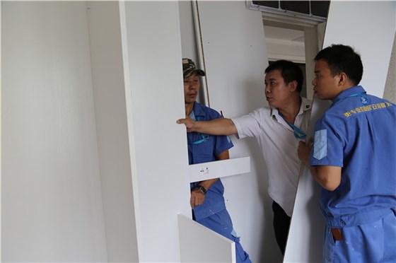 左右手師傅與管理者現(xiàn)場(chǎng)討論衣柜安裝問(wèn)題