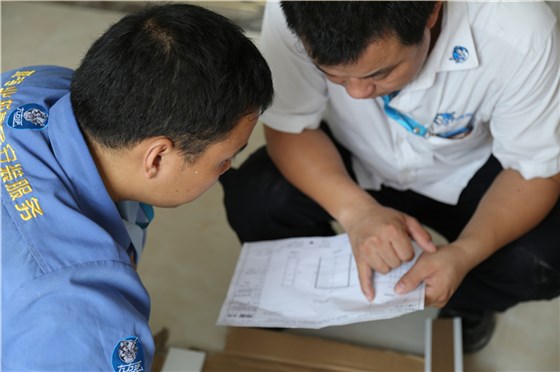 家具安裝過(guò)程中，左右手安裝師傅默契的配合