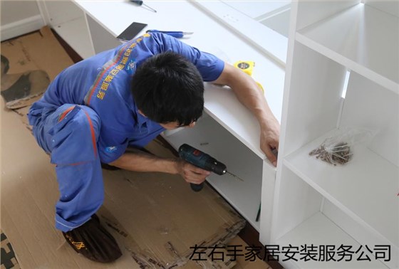 左右手家具安裝師傅正在進行衣柜安裝 左右手家具安裝師傅正在進行衣柜安裝