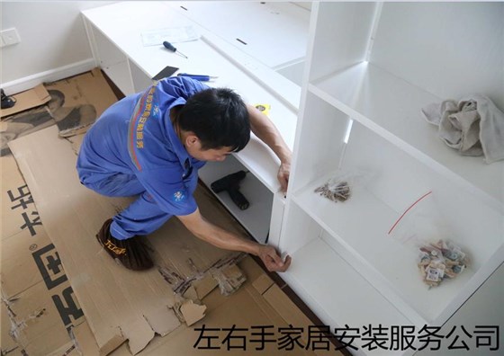 左右手家具安裝師傅正在進行定制衣柜安裝 左右手家具安裝師傅正在進行定制衣柜安裝