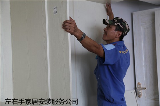 左右手衣柜安裝師傅正在進(jìn)行衣柜門(mén)安裝 左右手衣柜安裝師傅正在進(jìn)行衣柜門(mén)安裝