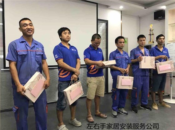左右手給過生日的安裝師傅們派發(fā)禮品 左右手給過生日的安裝師傅們派發(fā)禮品