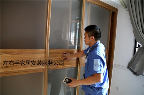 衣柜安裝師傅在檢查衣柜推拉門 衣柜安裝師傅在檢查衣柜推拉門