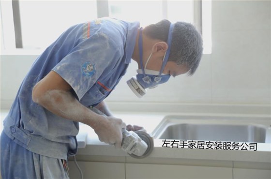 正在安裝臺面的安裝師傅 正在安裝臺面的安裝師傅