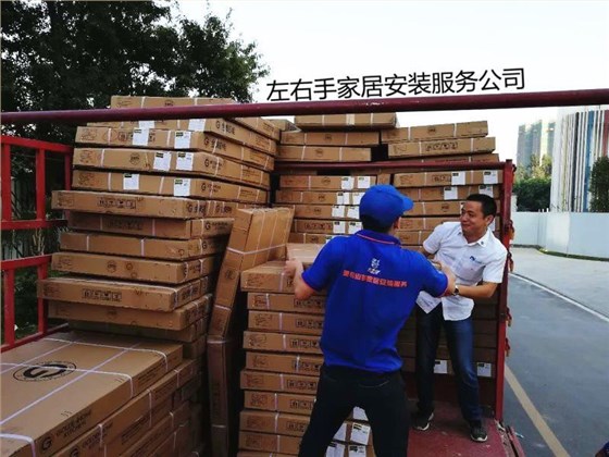 安裝師傅正在卸貨 安裝師傅正在卸貨