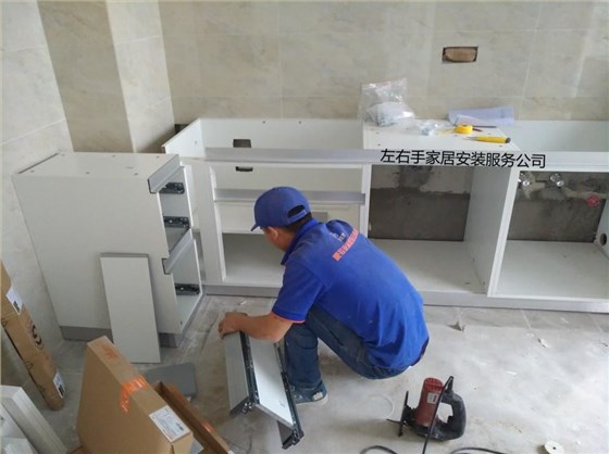 櫥柜安裝師傅安裝現(xiàn)場(chǎng) 櫥柜安裝師傅安裝現(xiàn)場(chǎng)