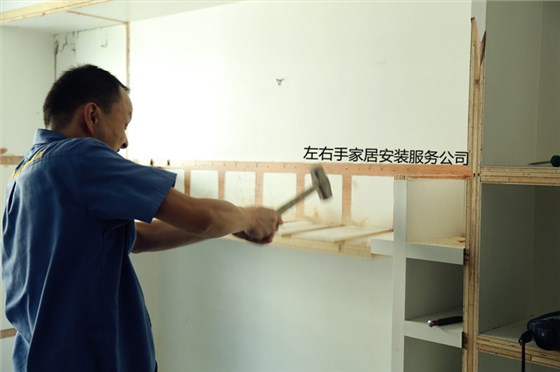 家具安裝師傅正在拆裝家具 家具安裝師傅正在拆裝家具