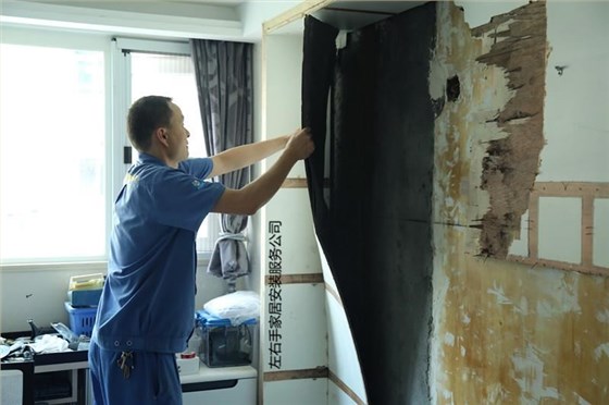 安裝師傅正在拆裝家具 安裝師傅正在拆裝家具