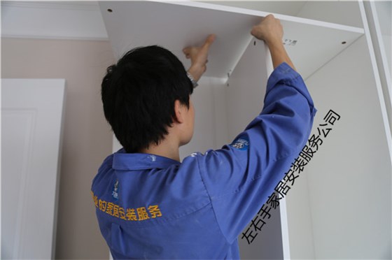 家具安裝師傅正在安裝衣柜 家具安裝師傅正在安裝衣柜