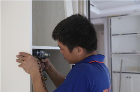 安裝師傅正在安裝柜體 安裝師傅正在安裝柜體