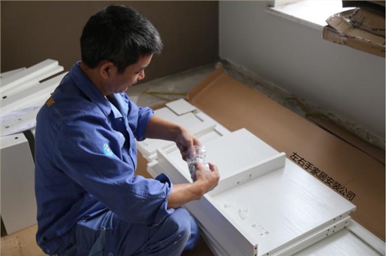 家具安裝師傅正在組裝衣柜 家具安裝師傅正在組裝衣柜