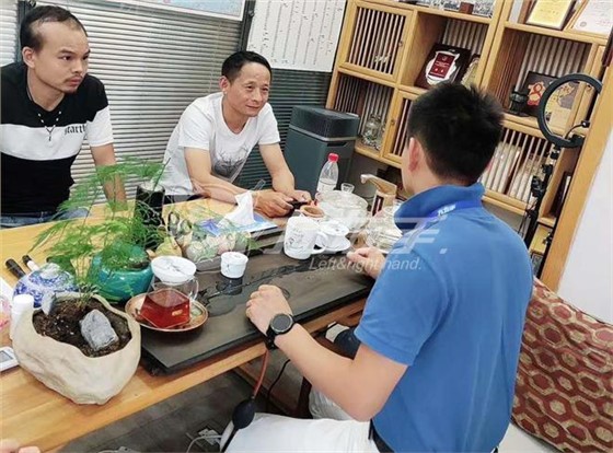 左右手安裝服務平臺江西九江服務商吳先生與左右手創(chuàng)始人盧建華先生洽談