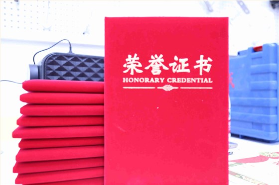 左右手深圳商學(xué)院結(jié)業(yè)證書(shū) 左右手深圳商學(xué)院結(jié)業(yè)證書(shū)