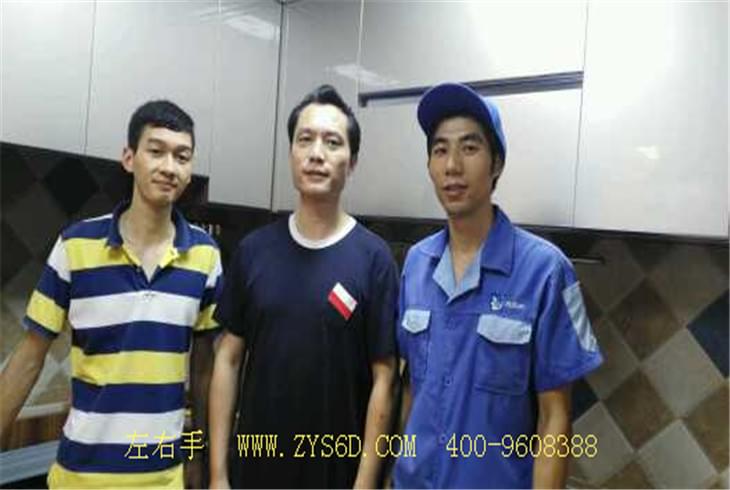 家具安裝師傅與用戶(hù)合影