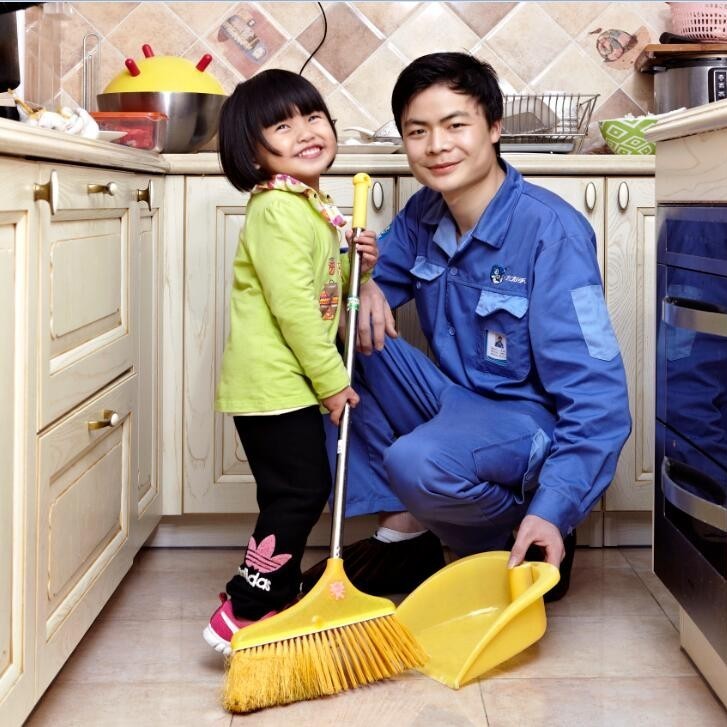 家具安裝完成后，和“小業(yè)主”一起清理垃圾