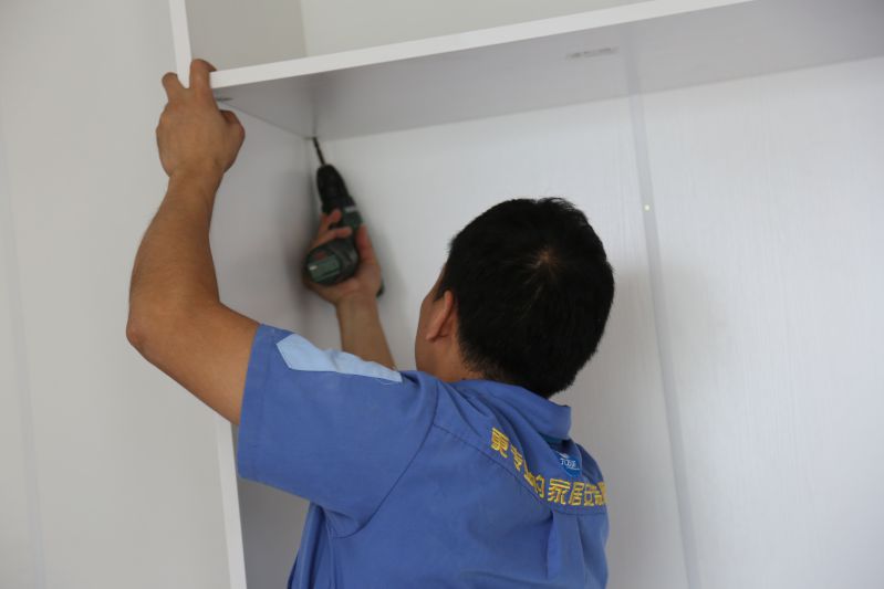 為這樣的左右手安裝師傅點(diǎn)贊，你服嗎？