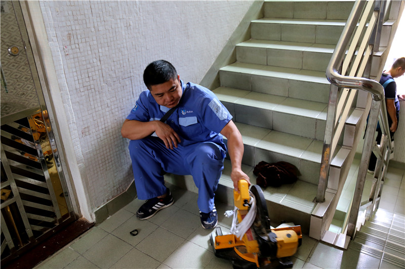 在等待的同時(shí)，家具安裝謝師傅檢查工具