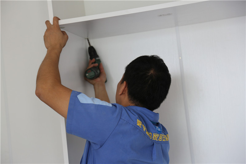 左右手定制衣柜安裝：個性化設(shè)計+標(biāo)準(zhǔn)安裝