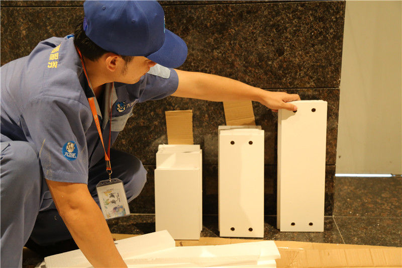 左右手家具安裝師傅耐心的等待客戶(hù)，遵守契約精神