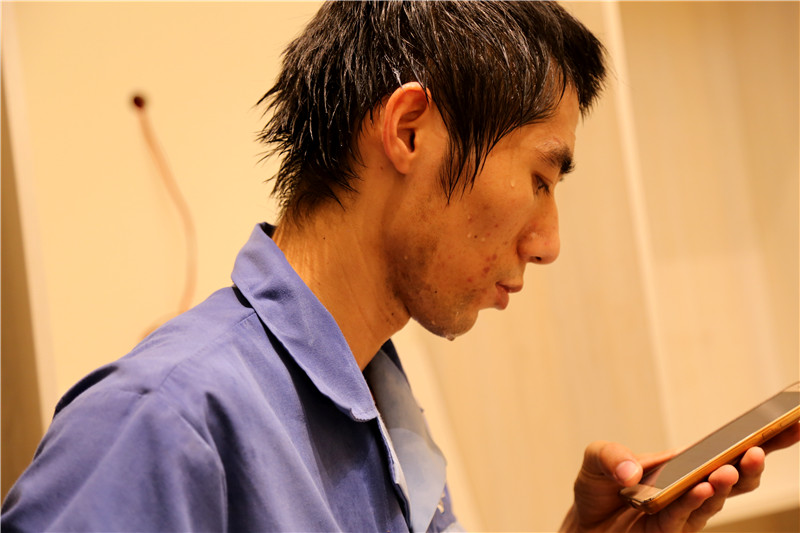 左右手家具安裝師傅頭發(fā)像剛從水里面出來(lái)，汗水不間斷的從頭發(fā)上流下來(lái)