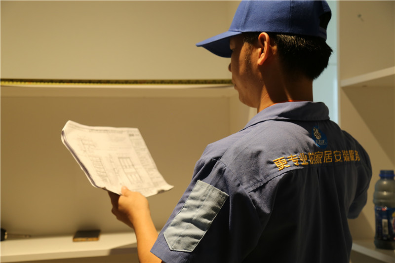 左右手衣柜安裝師傅：整體衣柜的安裝，99%的人都裝錯了