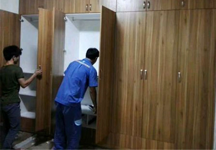 左右手家具安裝按照標準完成家具安裝，和業(yè)主一起驗收。