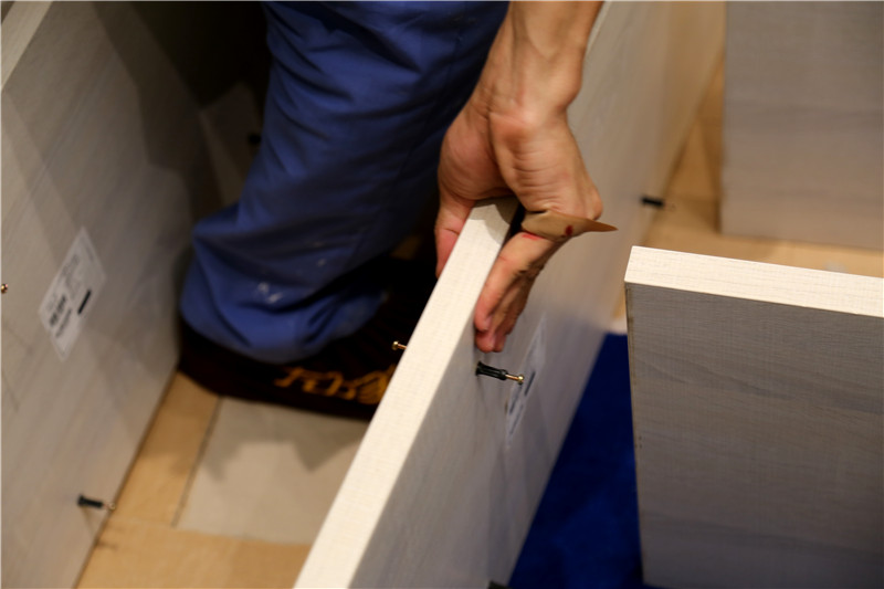 左右手家具安裝師傅為了保質保量的完成用戶的托付，輕傷不下火線