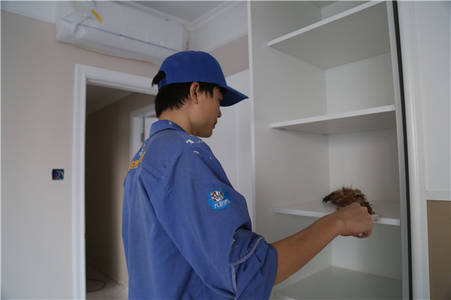 是先安裝定制衣柜還是先安裝踢腳線？