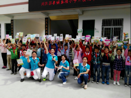 左右手家居安裝領(lǐng)導攜手獅子會愛心捐書活動