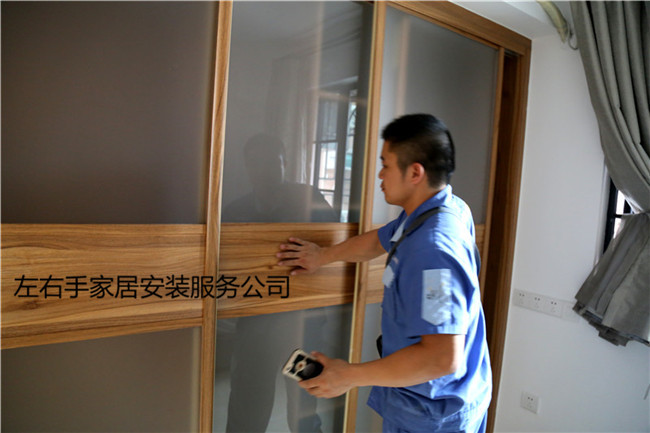 衣柜安裝師傅在檢查衣柜推拉門(mén)
