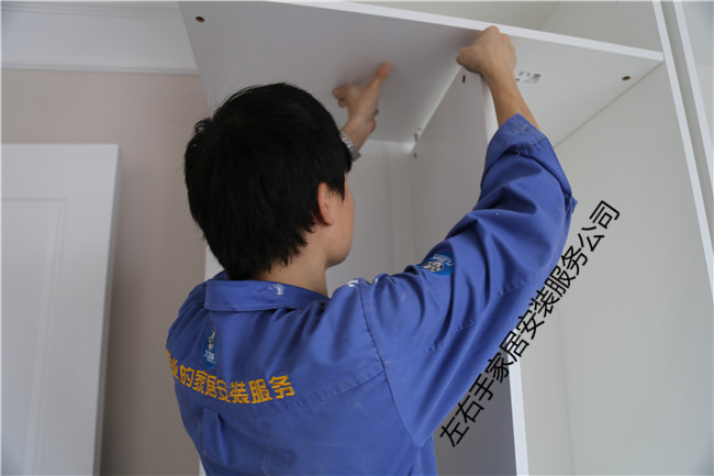 安裝師傅在安裝衣柜 安裝師傅在安裝衣柜