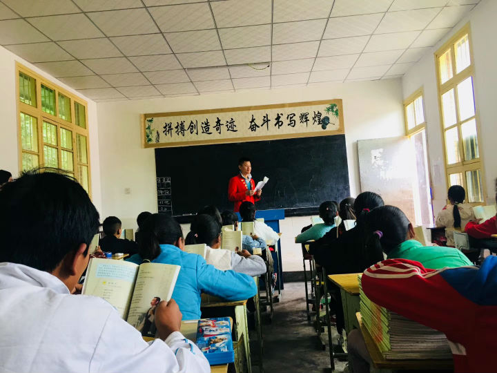 盧建華先生與孩子們分享自己的經歷 盧建華先生與孩子們分享自己的經歷