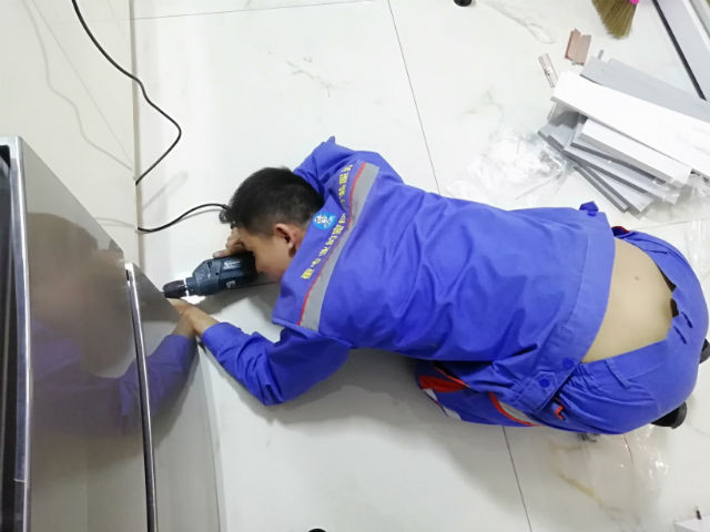 每一次安裝服務(wù)背后，都是安裝師傅們無數(shù)次的跪地而行3