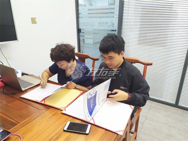 他是一個(gè)90后設(shè)計(jì)師，也是左右手第51家城市服務(wù)商