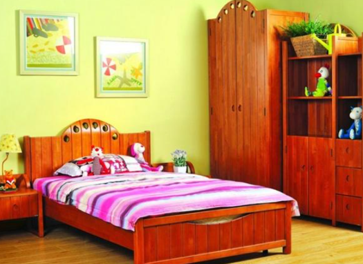 陽(yáng)光直射(紫外線侵蝕)、空氣、潮濕等因素會(huì)導(dǎo)致漆膜老化分解，從而變黃。所以即使是最好的家具漆，也要注意保護(hù)，避免家具長(zhǎng)期暴露在陽(yáng)光直射或潮濕的環(huán)境中。