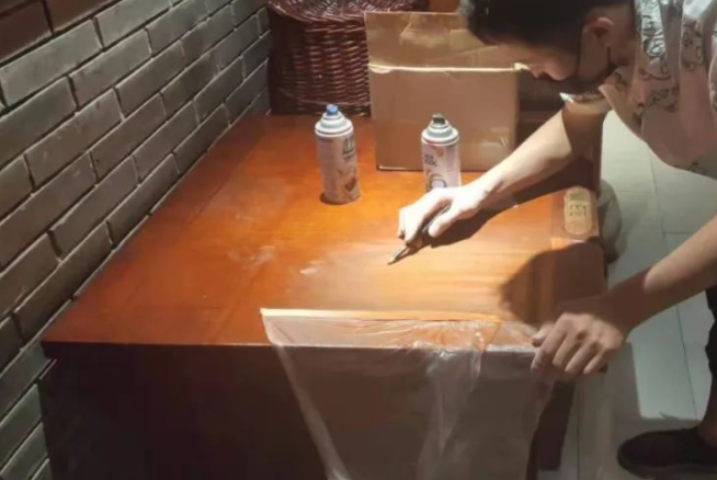 手繪標(biāo)貼紙;在家具維修的過程中，一定要知道家具貼紙具有哪些特點(diǎn)?