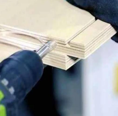 深圳板式家具品牌;板式家具隱形件和三合一對比，有什么優(yōu)缺點(diǎn)？