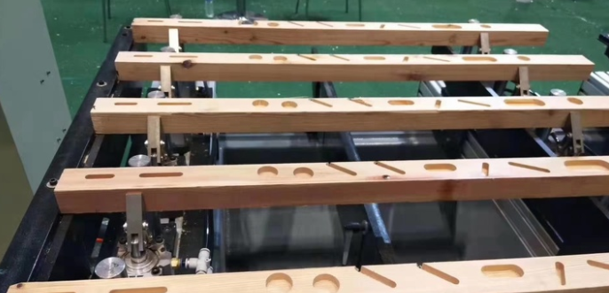 實(shí)木床定制價(jià)格：數(shù)控榫槽機(jī)制作實(shí)木家具最拉風(fēng)！