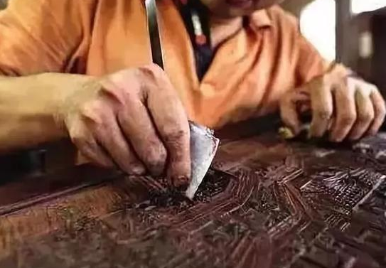 噴砂磨料加工:實木家具噴砂精磨，比人工高效，比傳統(tǒng)砂光靈活