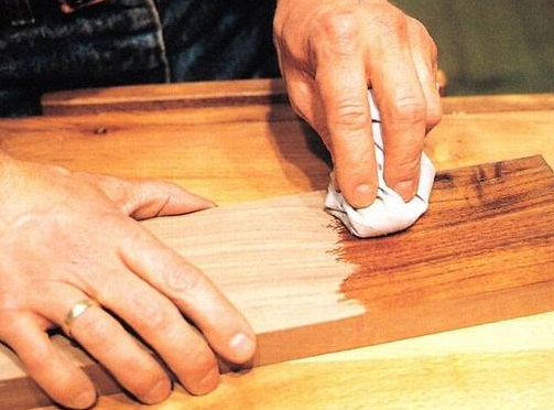 環(huán)保小知識：實(shí)木家具上漆時(shí)，木蠟油真比水性漆環(huán)保嗎？